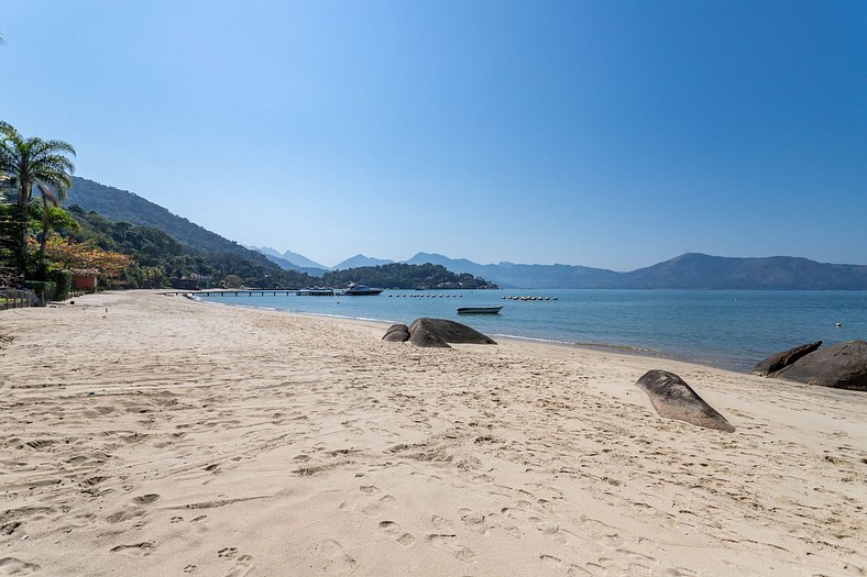 Luxury vacation home on the beach in Angra dos Reis, RJ